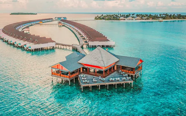 Villas sobre una laguna turquesa en Maldivas