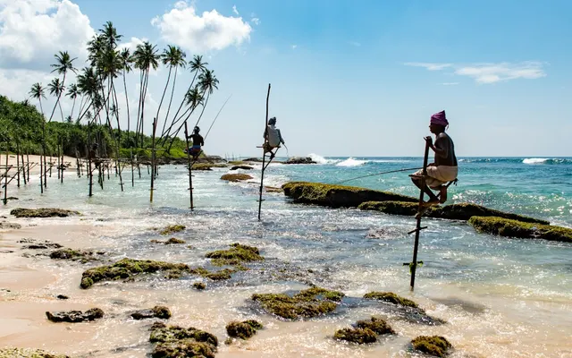 Pescadores sobre zancos en la costa de Sri Lanka